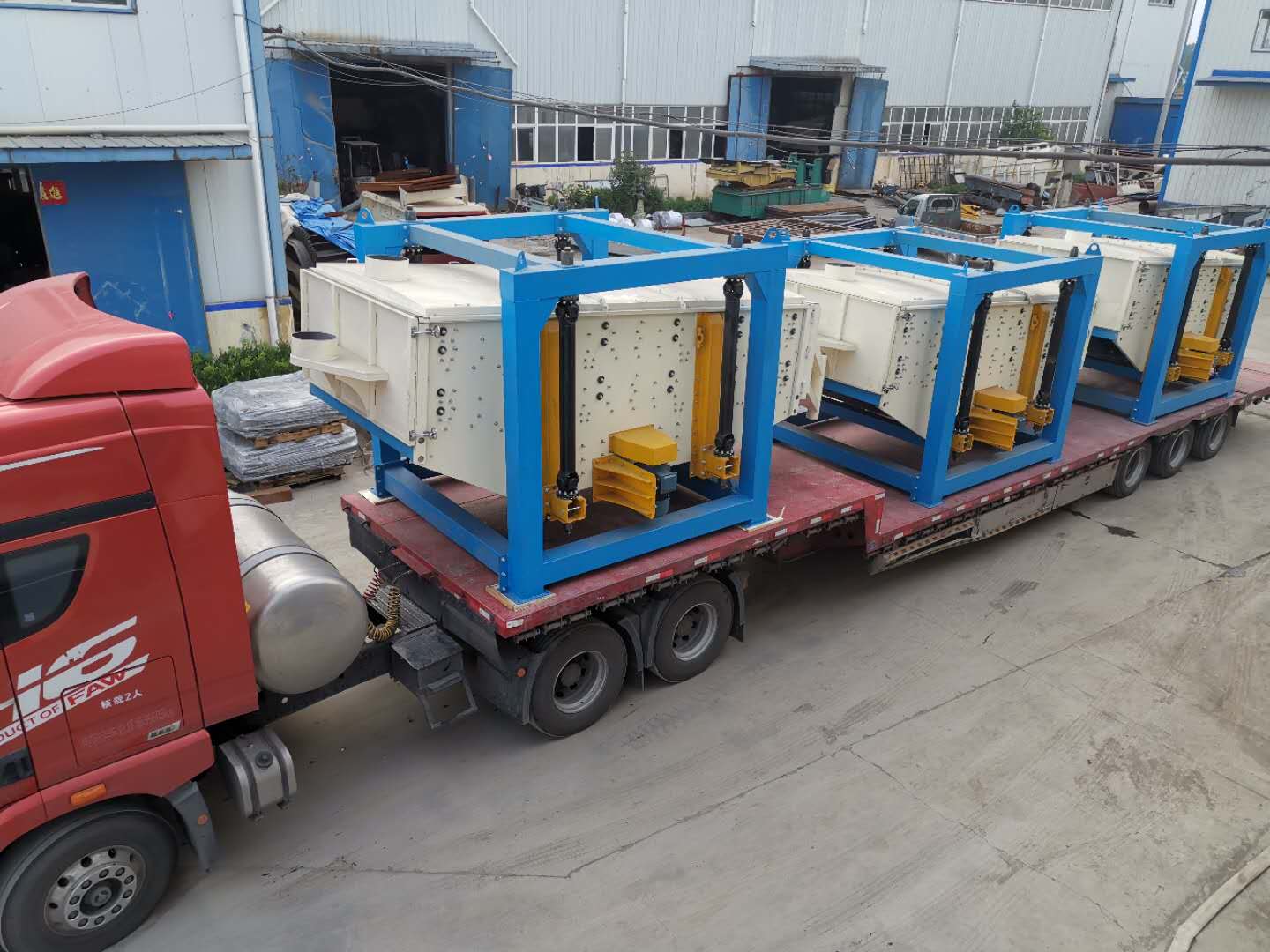 內(nèi)蒙客戶3臺(tái)1540雙4方形搖擺篩裝車(chē)發(fā)貨現(xiàn)場(chǎng)
