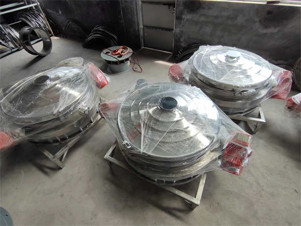 4臺1200不銹鋼直排篩發(fā)貨， 加裝超聲波系統(tǒng)，篩分精度高，產(chǎn)量大， 能耗低，全封閉，無粉塵，特制電機(jī)。