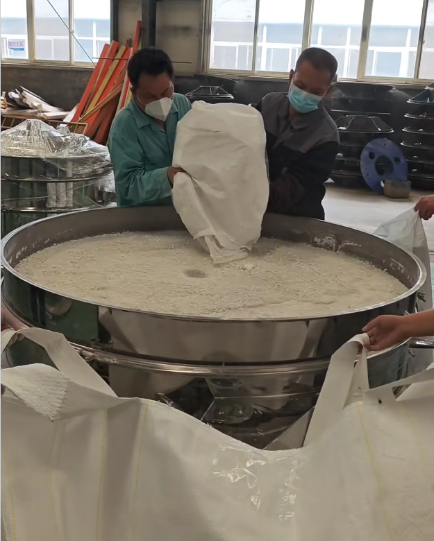 客戶帶料來廠試機(jī)，1500振動篩＋2套超聲波系統(tǒng)，不堵網(wǎng)、產(chǎn)量大、精度高，效果非常好！