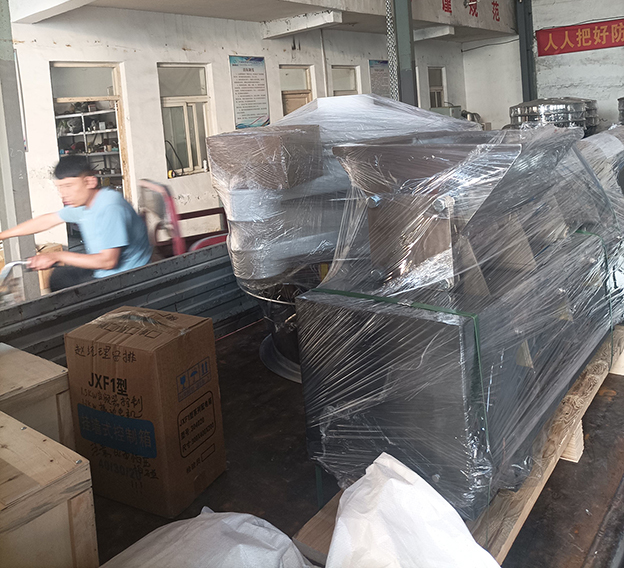 塑料旋振篩、電磁給料機(jī)發(fā)貨